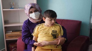 Kaybolan otizmli çocuk, elindeki dövme sayesinde bulundu