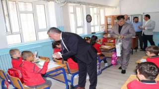 Kaymakamı Nayman ve Başkan Özdemirden öğrencilere hediye