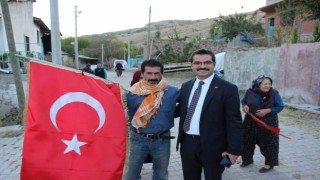 Kaymakamı Türk bayrakları ile karşıladılar