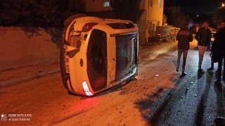 Kaza sonucu devrilen otomobildeki 2 kişi yaralandı