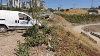Kaza yapan hafif ticari aracın sürücüsü ölümden döndü