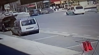 Kazada savrulan araç kaldırımda çalışan işçilere çarptı: 2 ağır yaralı