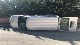 Kazada yan yatan otomobilin sürücüsü yaralandı