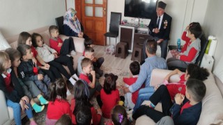 Kıbrıs gazisinden evde öğrencilere barış dersi: Türk askeri her yere sevgiyi ve barışı götürür”