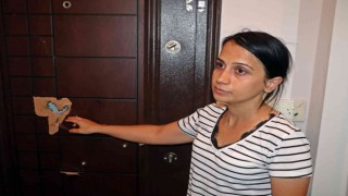 Kiracı kadın, evinin boşaltılmasını isteyen ev sahibi tarafından kapısının baltayla kırıldığını iddia etti
