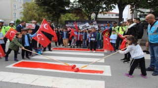 Kırklarelinde yaya geçitleri kırmızıya boyandı