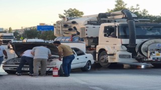 Kırmızı ışıkta bekleyen aracın motor kısmında çıkan yangını vatandaşlar söndürdü