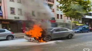 Kırmızı ışıkta bekleyen otomobil alev alev yandı