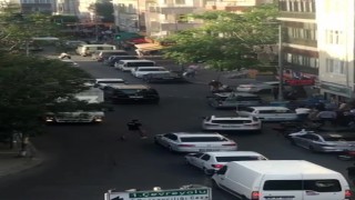 Kırmızı ışıkta geçti, öğrenciye çarptı bir de çocuğu dövdü