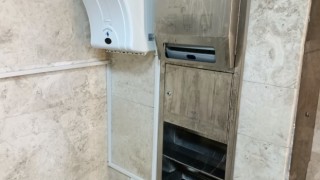 Kırşehirde tuvaletler bakımsızlıktan, engelli asansörleri de kullanılmamaktan çürüdü