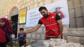 Kızılay şehidi adına lokma dağıtıldı