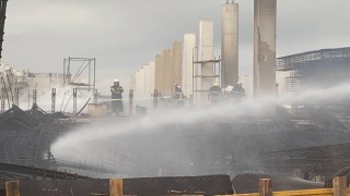 Kocaelide fabrika inşaatında çıkan yangın söndürüldü