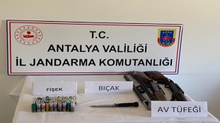 Kontrol noktasında durdurulan araçtan ruhsatsız av tüfeği ve kasatura çıktı
