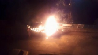 Konyada park halindeki minibüs alev alev yandı