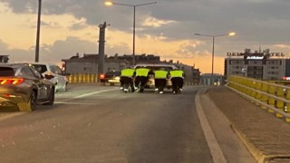 Konyada trafik polisleri arızalanan aracı yolda bırakmadı
