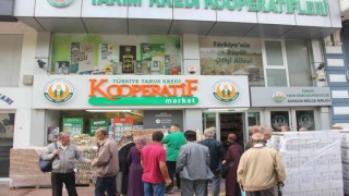 Kooperatif marketi önünde yağ ve şeker kuyrukları devam ediyor