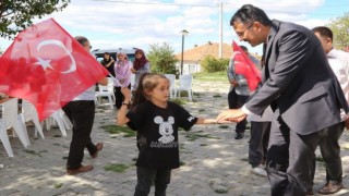 Köy gençleri ve çocukları, Vali Çeliki Türk bayraklarıyla karşıladı