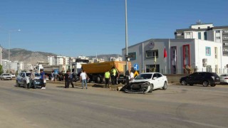 Kozanda 3 aracın karıştığı kazada 2 kişi yaralandı