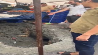 Küçükçekmecede sağanak yağış nedeniyle pazarın içindeki yol çöktü