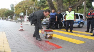 Kulada yaya geçitleri kırmızıya boyandı