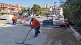 Kuşadası Belediyesi eskiyen yolları yeniliyor