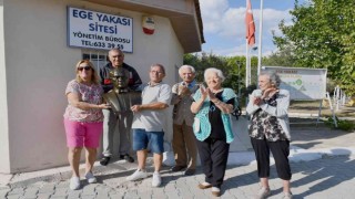 Kuşadası Belediyesi, iki siteye Atatürk Büstü hediye etti