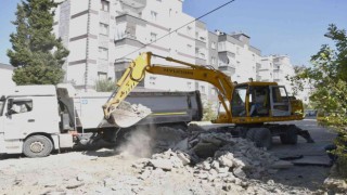Kuşadasında yollar yenilenmeye devam ediyor