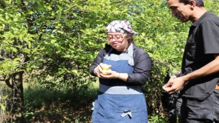 Kusursuz kafe personeli elma topladı