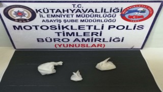 Kütahyada 3 kişinin bulunduğu araçta uyuşturucu ele geçirildi