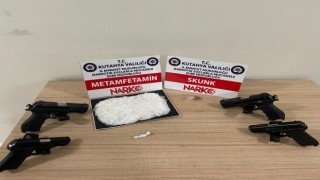 Kütahyada araçlarında uyuşturucu ve 4 tabanca ile yakalanan iki kişi tutuklandı
