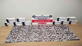 Kütahyada bir araçta 588 adet sentetik ecza ele geçirildi