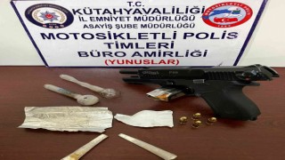 Kütahyada bir araçta silah ve uyuşturucu ele geçirildi