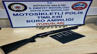 Kütahyada ehliyetsiz sürücünün aracında ruhsatsız tüfek ve uyuşturucu ele geçirildi