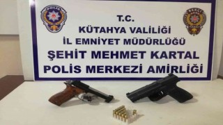 Kütahyada iki maganda silahlarıyla birlikte yakalandı