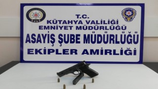 Kütahyada iki şahsın üzerinde ruhsatsız tabanca ve pompalı tüfek ele geçirildi