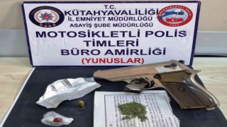 Kütahyada motosikletli şahısların üzerinde silah ve uyuşturucu bulundu