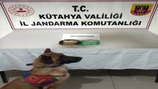 Kütahyada otomobilde gizlenmiş uyuşturucuyu narkotik köpeği buldu