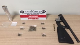 Kütahyada uyuşturucu madde ve kaçak alkollü içki sattığı iddia edilen kişi gözaltına alındı