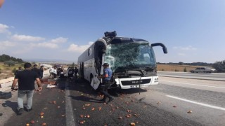 Kütahyada yolcu otobüsü kamyona çarptı: 8 yaralı