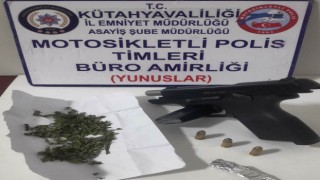 Kütahyadaki bir araçta silah ve uyuşturucu ele geçirildi