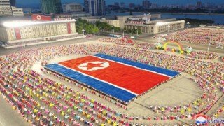 Kuzey Korenin kuruluşunun 74. yılı görkemli bir törenle kutlandı