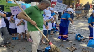 Kuzguncukta ‘Dünya Temizlik Gününde cadde ve sokaklar temizlendi