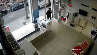Mağazadan cep telefonunu böyle çaldı