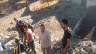 Mahalle sakinleri imece usulüyle cami ve taziye evinin çevre duvarlarını yaptı