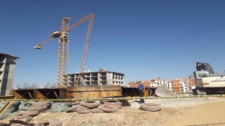 Malatyada inşaat halindeki bir binada vinç devrildi. Çok sayıda yaralının olduğu belirtilen olay yerine sağlık ekipleri sevk edildi.