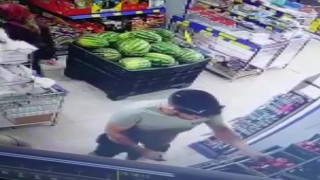 Manav reyonunda unuttuğu telefonu saniyeler içinde çalındı
