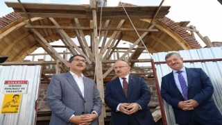 Manisa protokolü Fetih Mescidi restorasyonunda incelemelerde bulundu