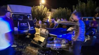 Manisada 3 araç birbirine girdi: 1i çocuk 4 yaralı