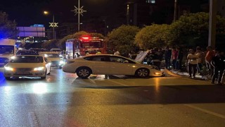 Manisada kontrolden çıkan otomobil refüje çarptı