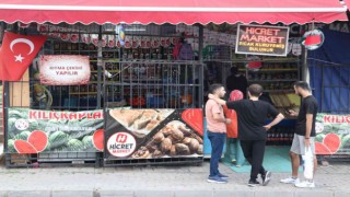 Marketten hırsızlık yapmaya çalışan çocuğu uyarınca bıçaklandı